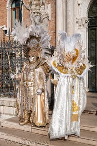 I figuranti del carnevale di Venezia davanti all'Arsenale di Venezia