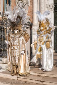 I figuranti del carnevale di Venezia davanti all'Arsenale di Venezia