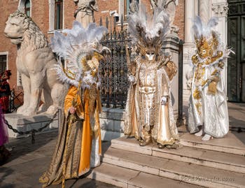 I figuranti del carnevale di Venezia davanti all'Arsenale di Venezia