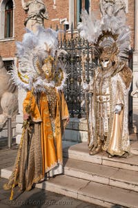 I figuranti del carnevale di Venezia davanti all'Arsenale di Venezia