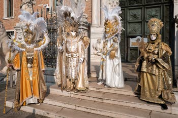 I figuranti del carnevale di Venezia davanti all'Arsenale di Venezia