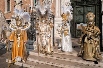 I figuranti del carnevale di Venezia davanti all'Arsenale di Venezia