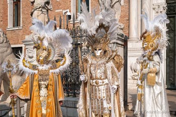 I figuranti del carnevale di Venezia davanti all'Arsenale di Venezia