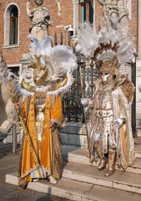 I figuranti del carnevale di Venezia davanti all'Arsenale di Venezia