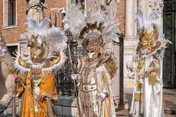 I figuranti del carnevale di Venezia davanti all'Arsenale di Venezia