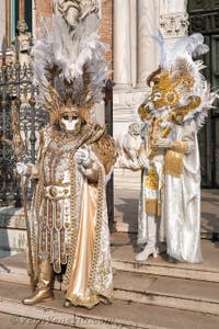 I figuranti del carnevale di Venezia davanti all'Arsenale di Venezia