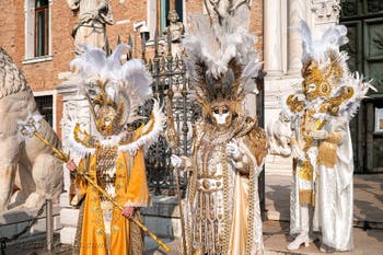 I figuranti del carnevale di Venezia davanti all'Arsenale di Venezia