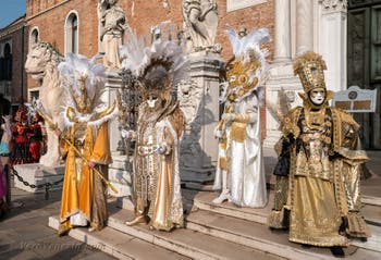 I figuranti del carnevale di Venezia davanti all'Arsenale di Venezia