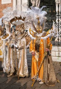 I figuranti del carnevale di Venezia davanti all'Arsenale di Venezia