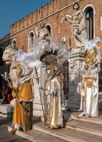 I figuranti del carnevale di Venezia davanti all'Arsenale di Venezia