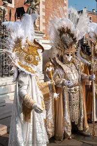 I figuranti del carnevale di Venezia davanti all'Arsenale di Venezia