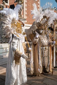 I figuranti del carnevale di Venezia davanti all'Arsenale di Venezia