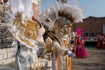 I figuranti del carnevale di Venezia davanti all'Arsenale di Venezia