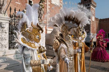 I figuranti del carnevale di Venezia davanti all'Arsenale di Venezia