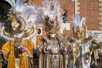 I figuranti del carnevale di Venezia davanti all'Arsenale di Venezia