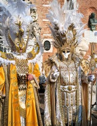 I figuranti del carnevale di Venezia davanti all'Arsenale di Venezia