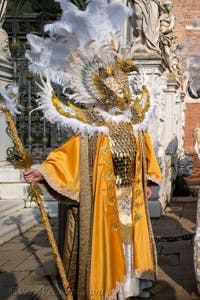 I figuranti del carnevale di Venezia davanti all'Arsenale di Venezia