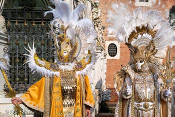 I figuranti del carnevale di Venezia davanti all'Arsenale di Venezia