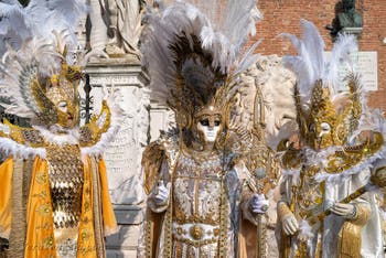 I figuranti del carnevale di Venezia davanti all'Arsenale di Venezia