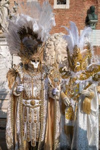 I figuranti del carnevale di Venezia davanti all'Arsenale di Venezia