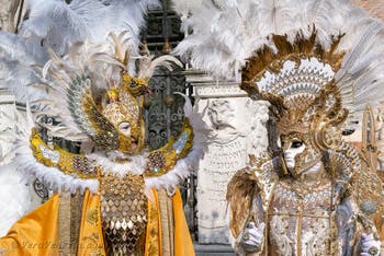 I figuranti del carnevale di Venezia davanti all'Arsenale di Venezia