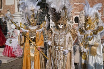 I figuranti del carnevale di Venezia davanti all'Arsenale di Venezia