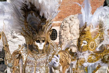 I figuranti del carnevale di Venezia davanti all'Arsenale di Venezia