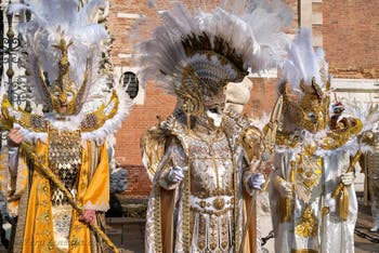 I figuranti del carnevale di Venezia davanti all'Arsenale di Venezia