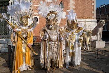 I figuranti del carnevale di Venezia davanti all'Arsenale di Venezia