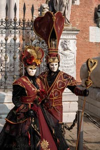 I figuranti del carnevale di Venezia davanti all'Arsenale di Venezia