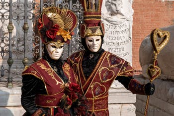 I figuranti del carnevale di Venezia davanti all'Arsenale di Venezia