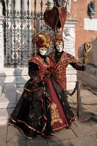 I figuranti del carnevale di Venezia davanti all'Arsenale di Venezia