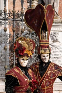 I figuranti del carnevale di Venezia davanti all'Arsenale di Venezia