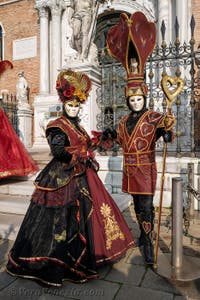 I figuranti del carnevale di Venezia davanti all'Arsenale di Venezia