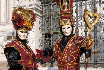 I figuranti del carnevale di Venezia davanti all'Arsenale di Venezia