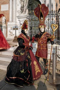 I figuranti del carnevale di Venezia davanti all'Arsenale di Venezia