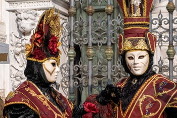 I figuranti del carnevale di Venezia davanti all'Arsenale di Venezia