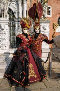 I figuranti del carnevale di Venezia davanti all'Arsenale di Venezia