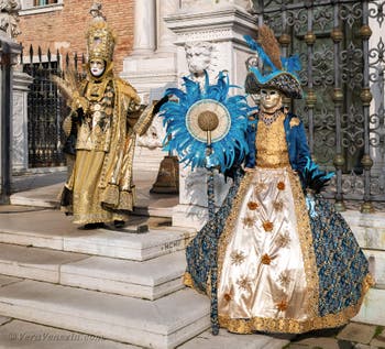 I figuranti del carnevale di Venezia davanti all'Arsenale di Venezia