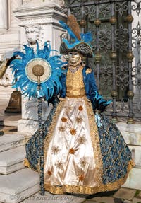 I figuranti del carnevale di Venezia davanti all'Arsenale di Venezia