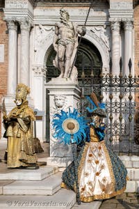 I figuranti del carnevale di Venezia davanti all'Arsenale di Venezia