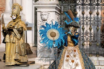 I figuranti del carnevale di Venezia davanti all'Arsenale di Venezia