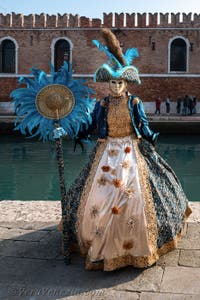 I figuranti del carnevale di Venezia davanti all'Arsenale di Venezia