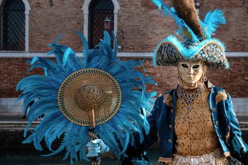 I figuranti del carnevale di Venezia davanti all'Arsenale di Venezia