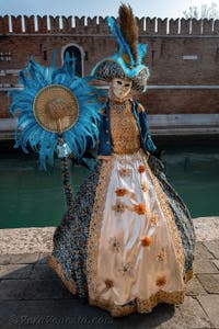 I figuranti del carnevale di Venezia davanti all'Arsenale di Venezia