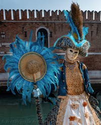 I figuranti del carnevale di Venezia davanti all'Arsenale di Venezia