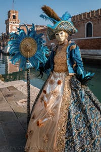 I figuranti del carnevale di Venezia davanti all'Arsenale di Venezia