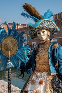 I figuranti del carnevale di Venezia davanti all'Arsenale di Venezia