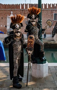 I figuranti del carnevale di Venezia davanti all'Arsenale di Venezia