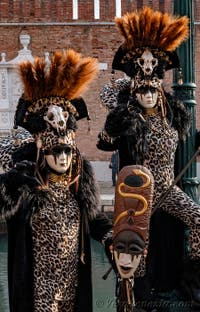 I figuranti del carnevale di Venezia davanti all'Arsenale di Venezia